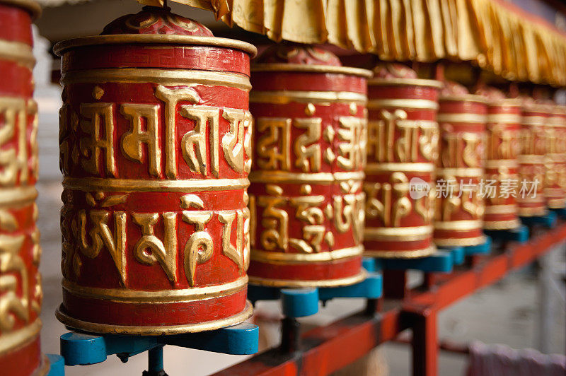 奥姆 · 马尼 · 帕德梅 · 胡姆祈祷车轮